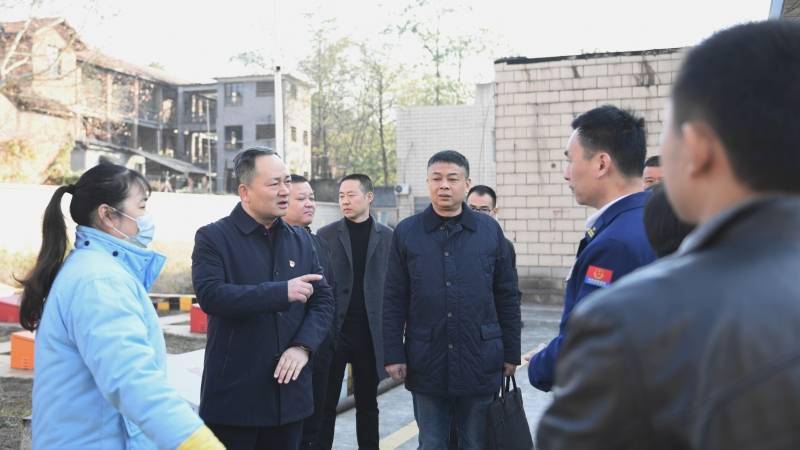 12月19日上午,赫山区委副书记,区长马文才深入基层一线,调研安全生产