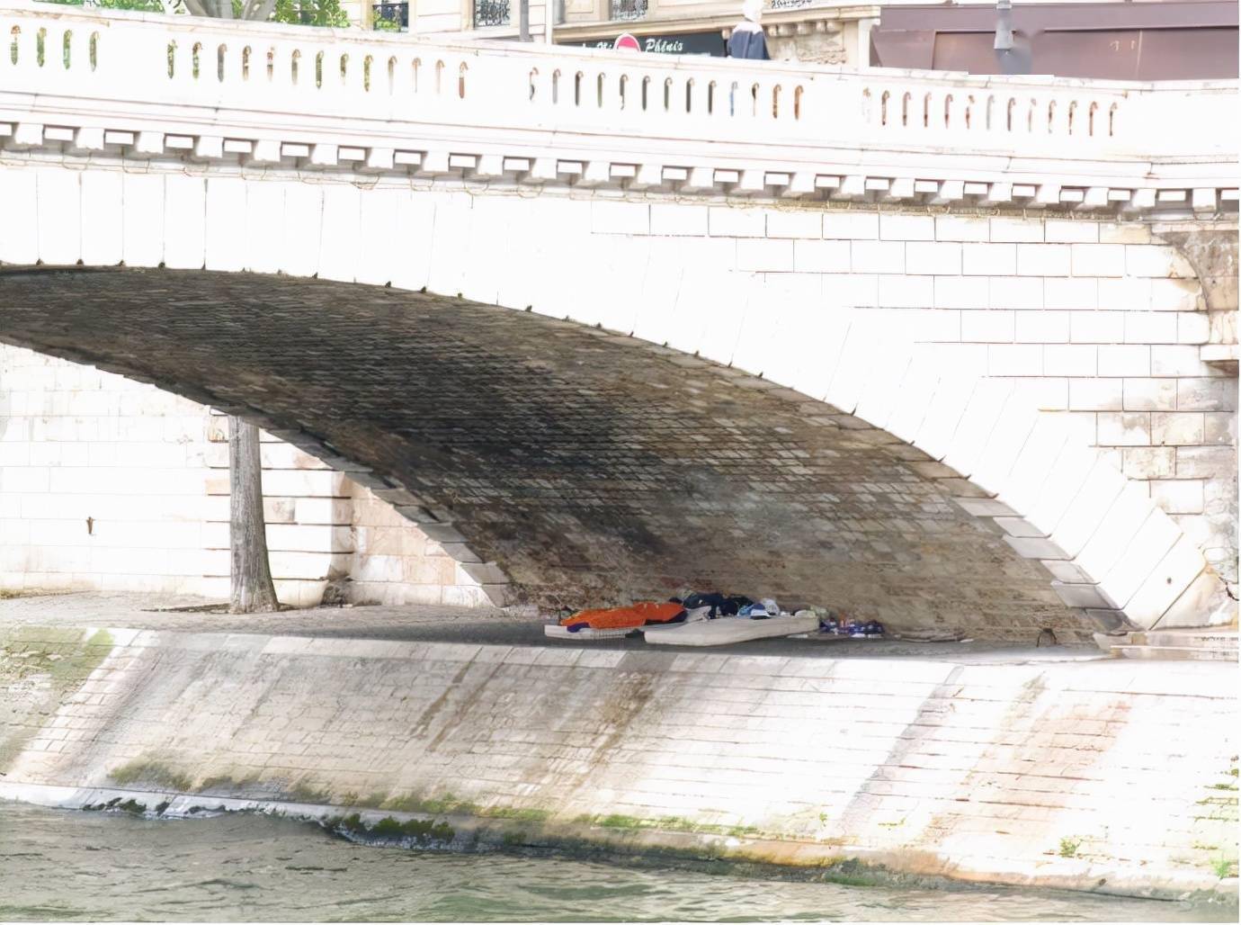 住在桥洞里的丛飞并没有失望,还是不断地寻找机会,甚至会在晚上的时候