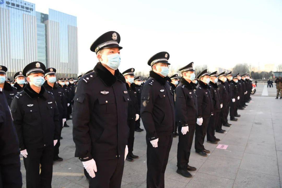呼和浩特市举行“巩固教育整顿成果 提升首府公安战斗力”警用装备配发仪式