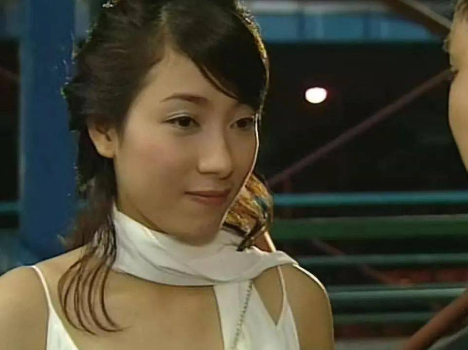 直到2001年,由于她长得跟当时的tvb一线花旦张可颐有点相似,在《婚前