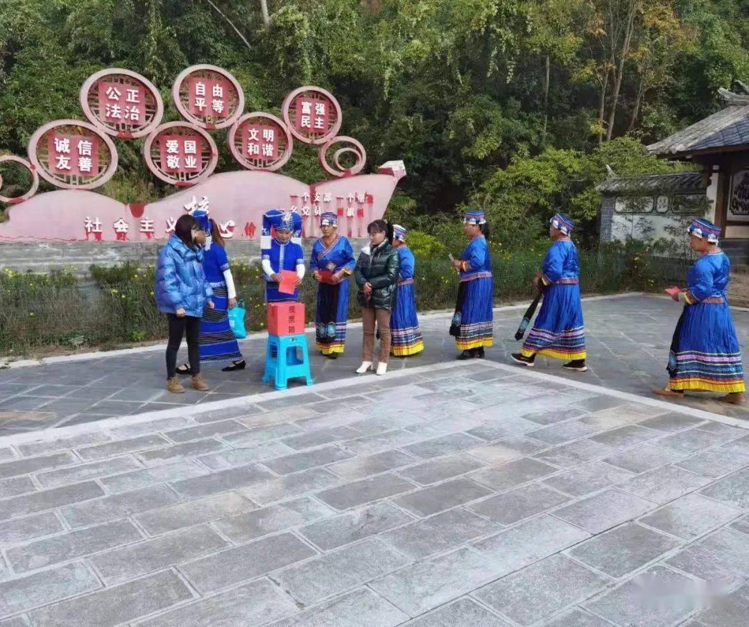 早上7点刚过,天还未亮,寒风凛冽,公郎镇大院里人头攒动,上百名选民排