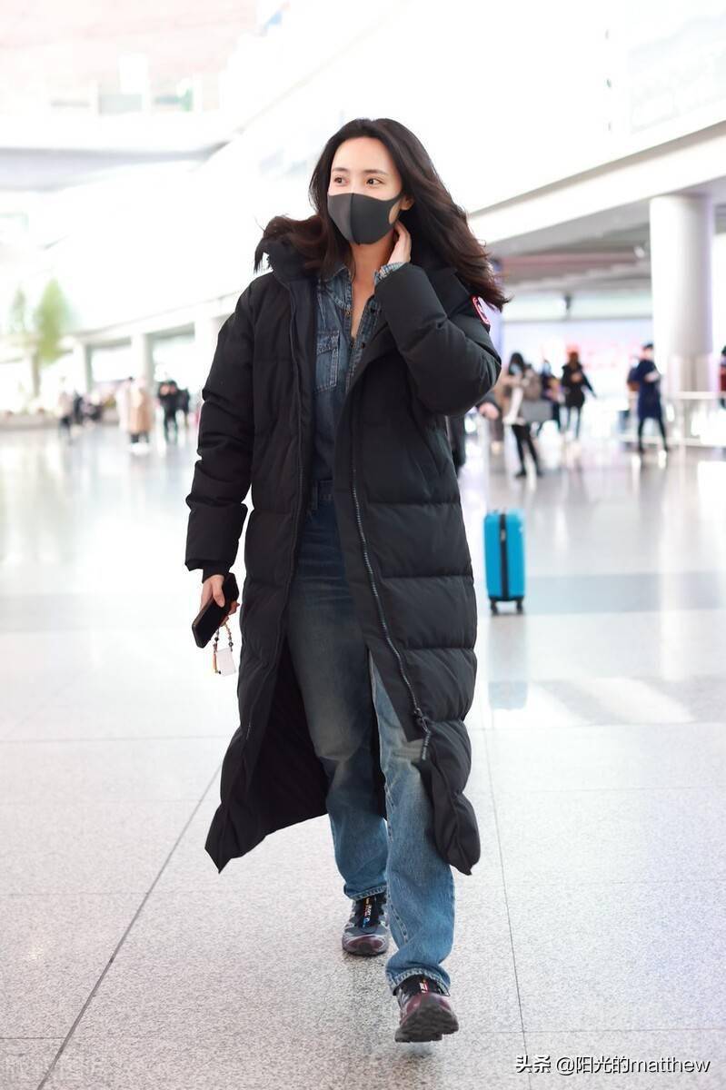 街拍:王紫璇长款羽绒服 牛仔衬衫 牛仔裤 运动鞋随性休闲_机场_黑色