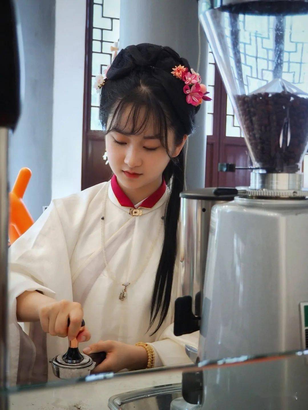 穿着汉服做咖啡,同里这位店长有点野_满绣_苏州_观众们