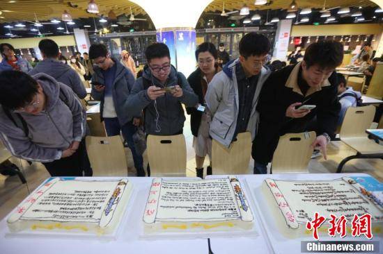 考生|南京航空航天大学派发“考研蛋糕”祝福考生