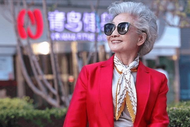 白发会让人显老,所以很多人都选择染发来遮盖白发,让自己的形象看起来