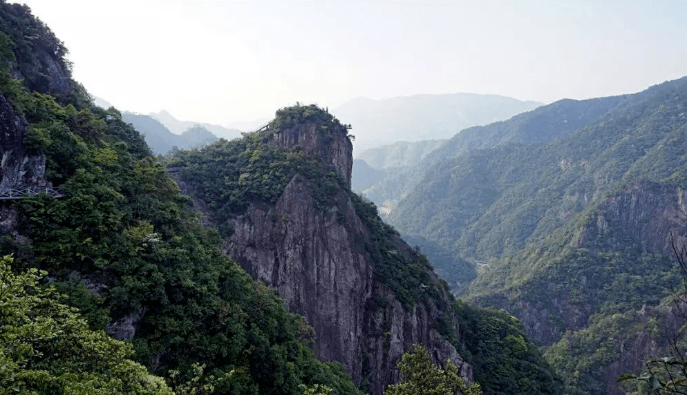 1992年經國家林業部批准建立四海山森林公園,是楠溪江八大景區之一.