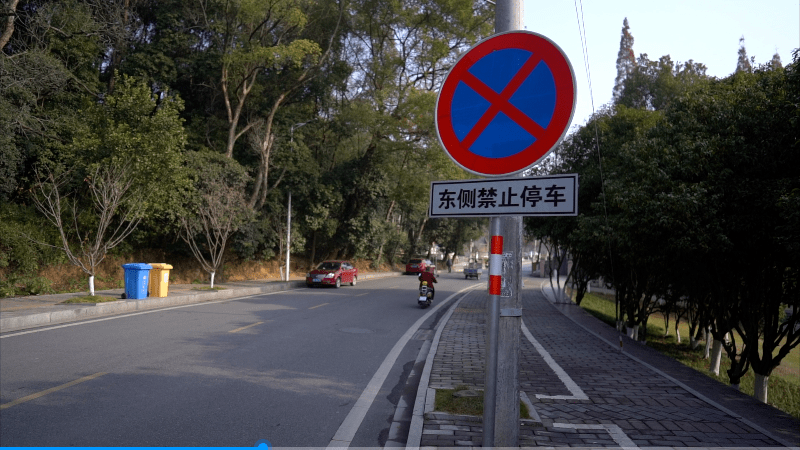 禁止停車是有規則的上下學接送學生車輛任何時間都不能停在學校這一側