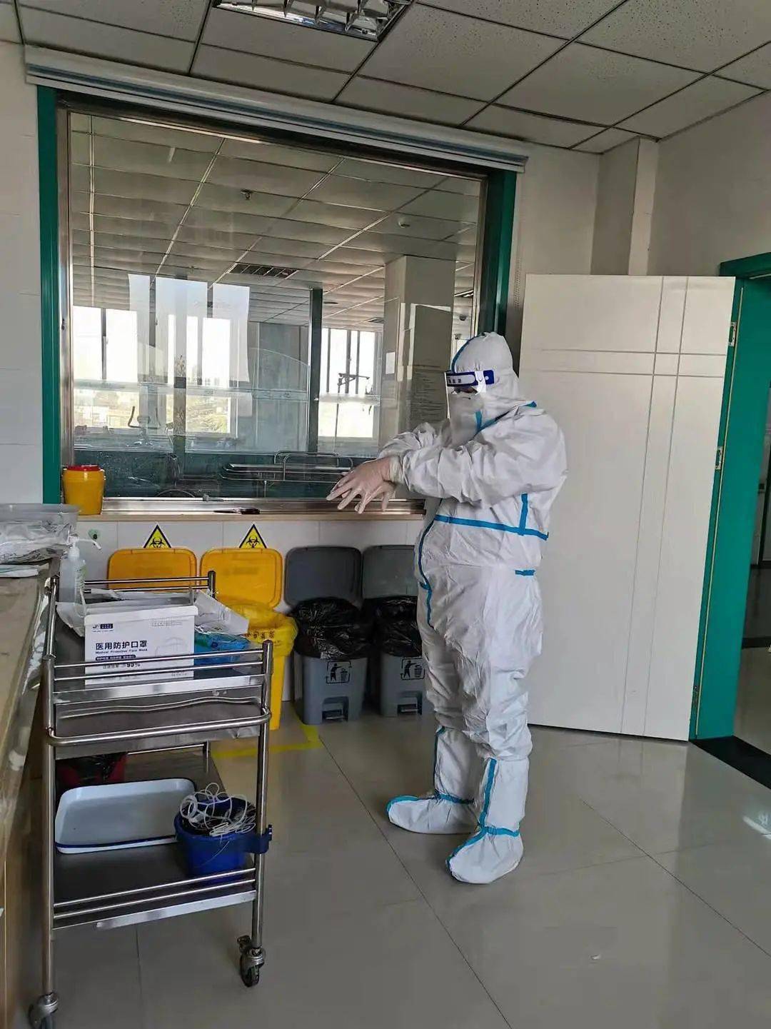 疫情防控以考核促提升什社中心卫生院组织实施穿脱防护服培训考核