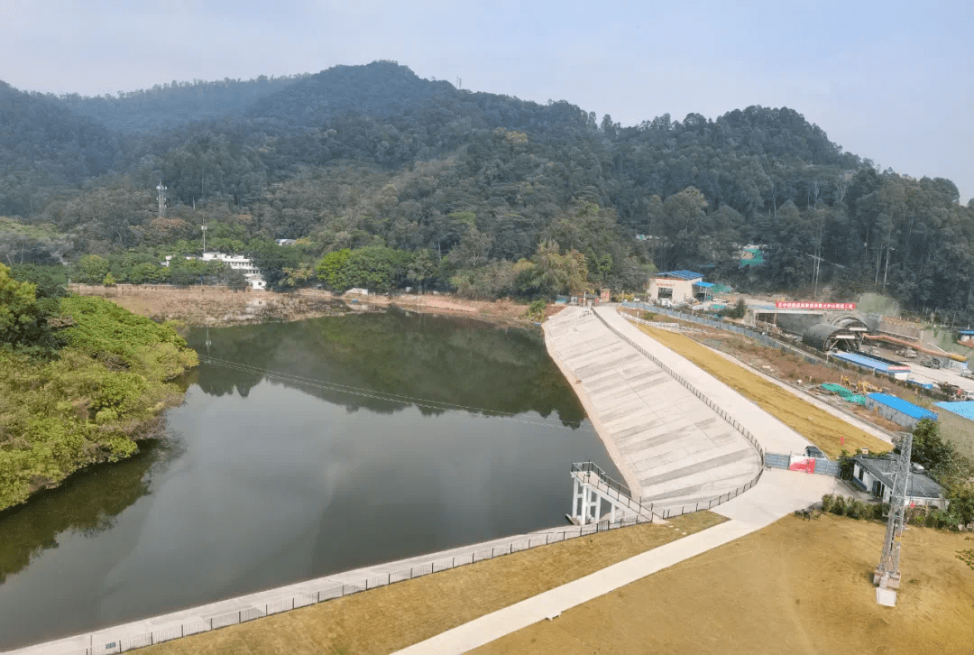 小区内部实拍不得不说,项目靠山(火炉山)而建,临水(岑村水库)而居