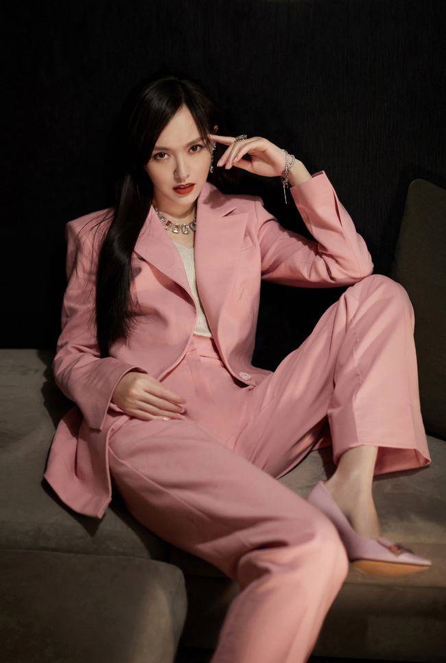 霸道总裁唐嫣上线穿粉色西装气场强大搭粉色尖头鞋既干练又少女