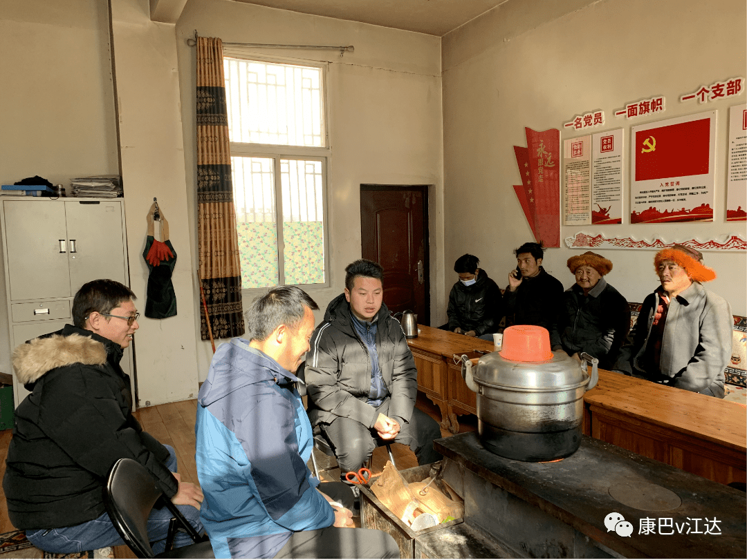 段世昌以拉家常的方式与帮扶对象促膝交流,详细了解困