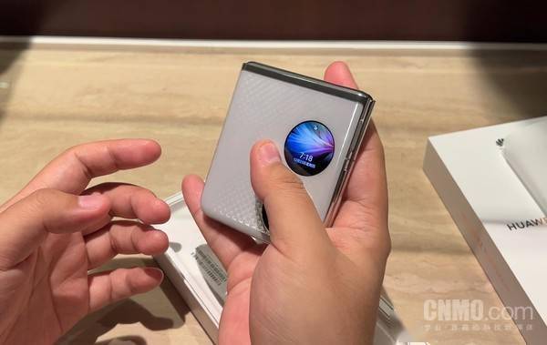 产品|华为P50 Pocket上手体验：属于P系列的折叠时代来了