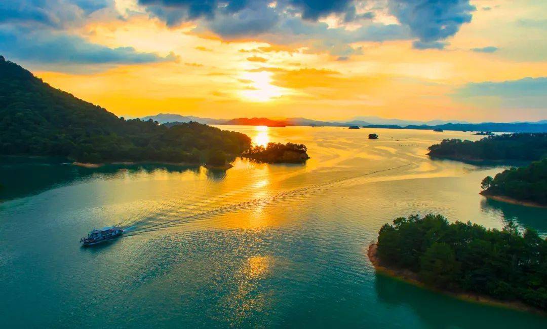 河源万绿湖水位下降现40年来难得一见的水中丹霞美景