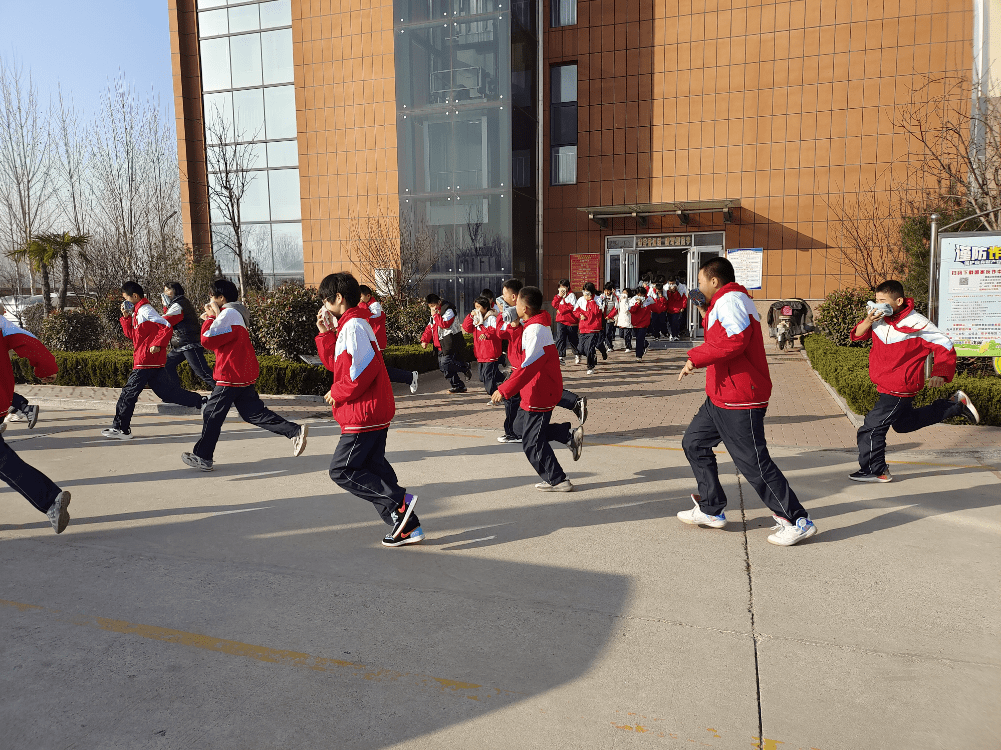 生命大于天防患于未然莘县翰林学校开展防火疏散演练活动