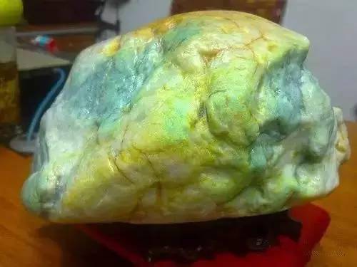 一块七色翡翠 价值过亿!_颜色_朋友_七彩