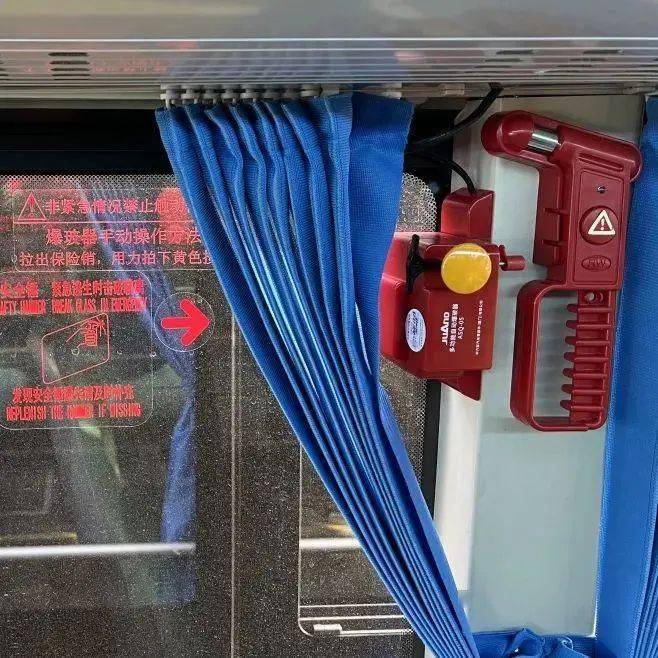 一键破窗器爱心专座公交车上还有很多暖心人性化设置.