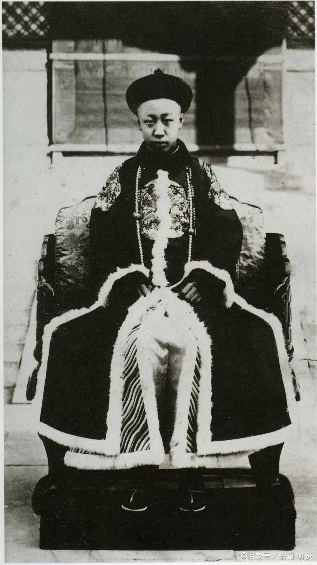 溥仪被关押在抚顺战犯管理所,生活不能自理,被人同族称为废品_衣服