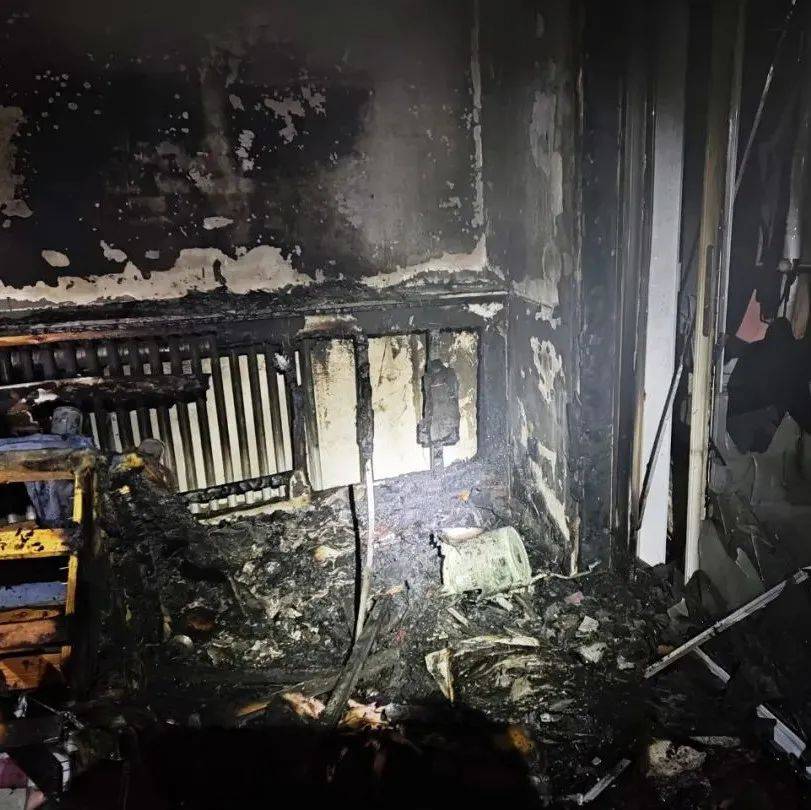 电动车电池“入户”充电 半夜爆炸起火_居民小区_客厅_进行