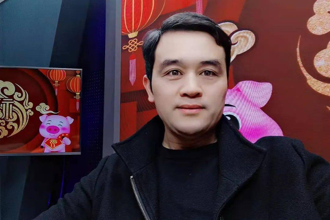 郑州市现代教育信息技术中心政务中心主任孙宏伟聆听了各融媒体建设