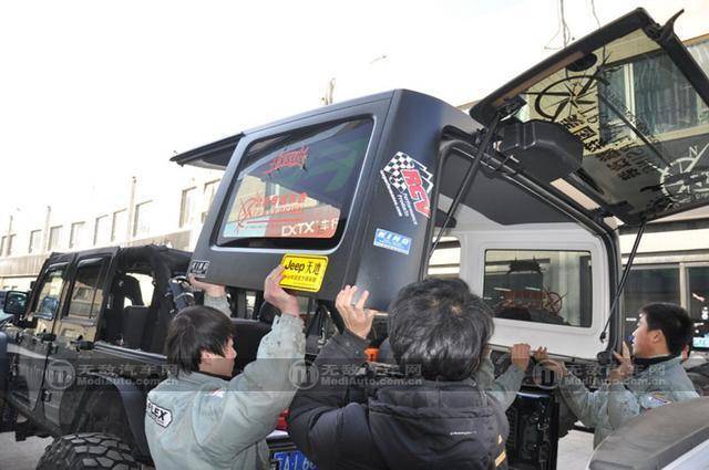 真野性体验牧马人全车顶拆卸