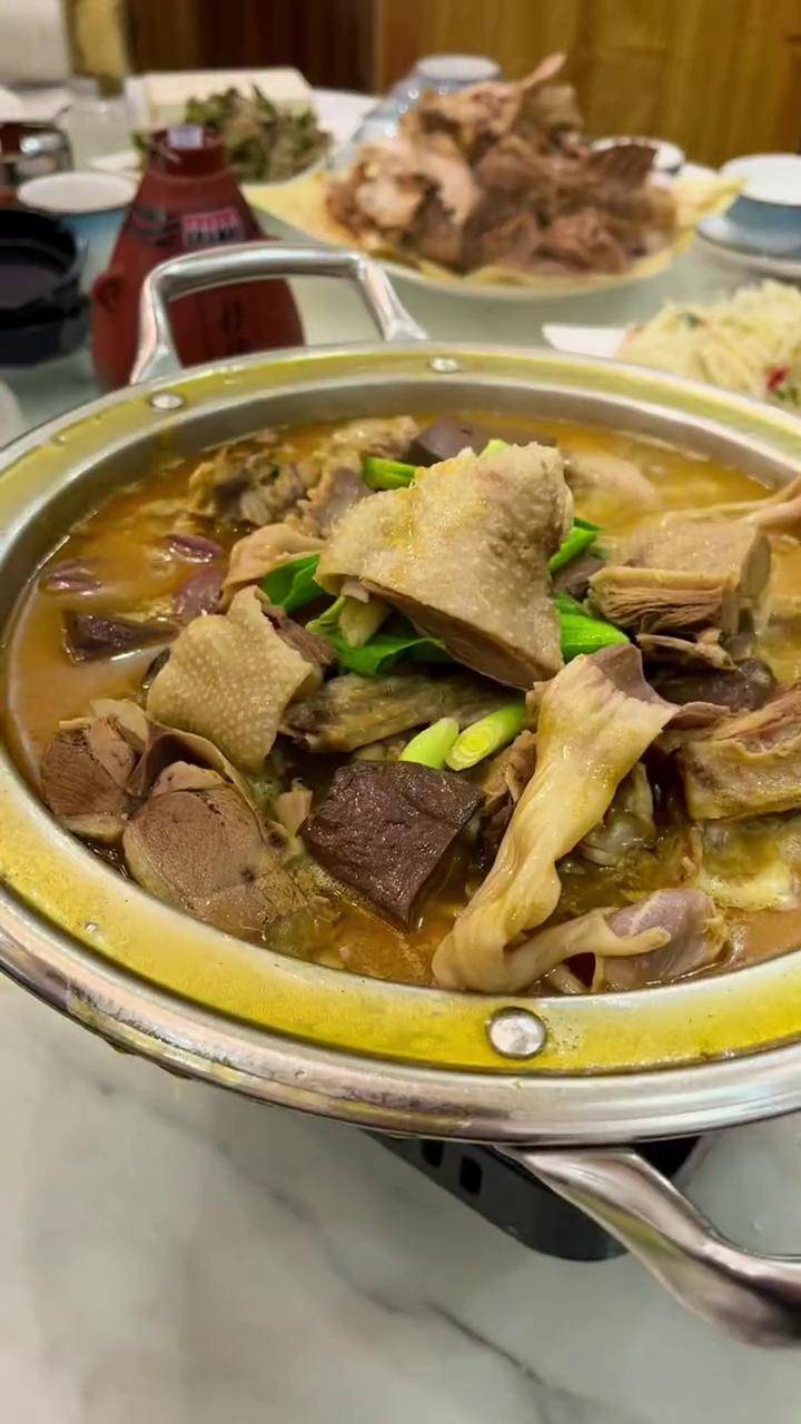 郑州最火的手擀面馆,78块钱一大份的信阳风味鹅三宝炖锅,真过瘾!