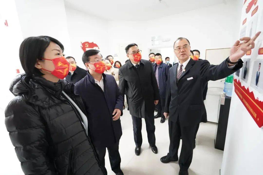 工商银行辽宁省分行党委书记,行长吴迎春与抚顺市副市长孙静共同为其