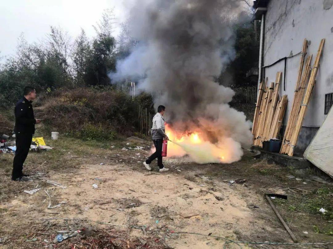 宁乡一村民露天焚烧垃圾被依法处罚