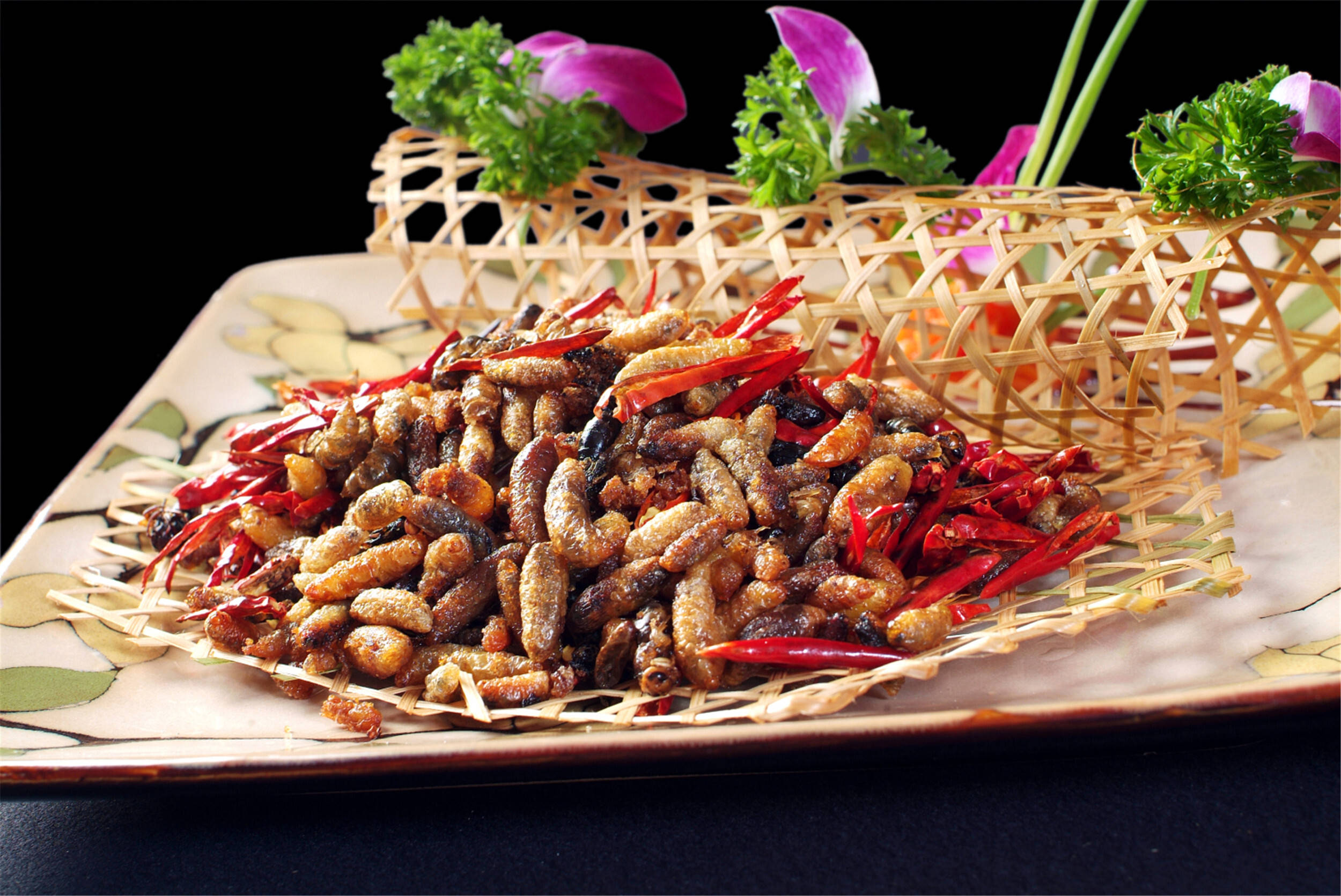 梦境迷思，解析梦见吃饭吃到虫子的深层预兆与心理暗示