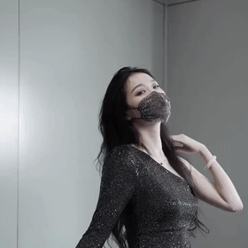 糗gif:戴着口罩我也相信她是美女,你说呢_那条人_开心_巴拉巴拉