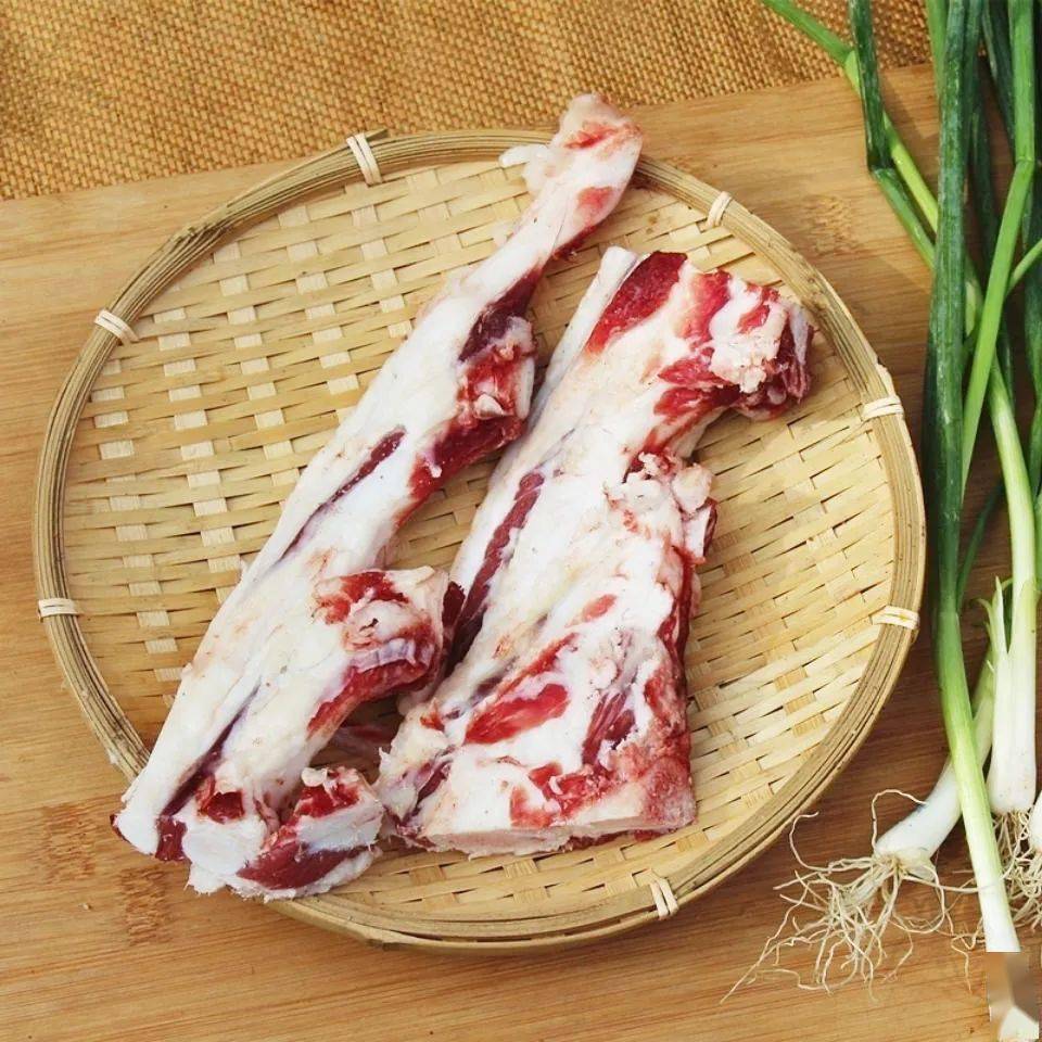 燕翅骨就是安格斯牛胸骨去掉硬骨的部分瘦肉多而肥肉少,脂肪少,筋也是
