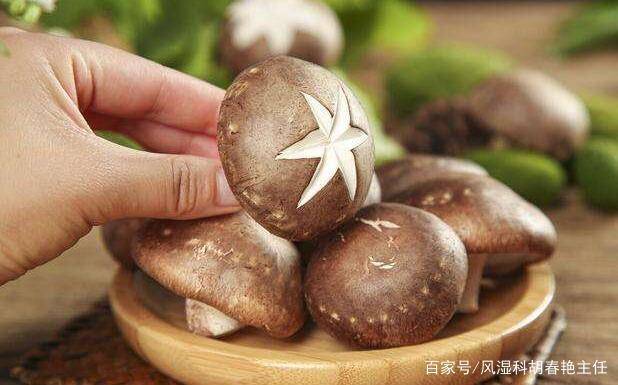 蘑菇属于菌菇类食品,这种食品是含有一定量的嘌呤量,因此,在急性发作