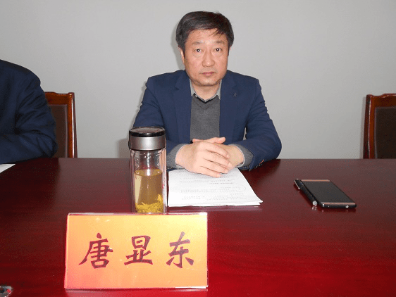 信阳市卫生健康委党组成员、副主任唐显东主持会议。大会听取并审议通过