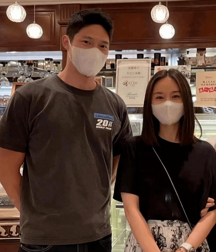 8月19日,有网友在社交平台晒出了一组演员王子文与男友吴永恩约会被