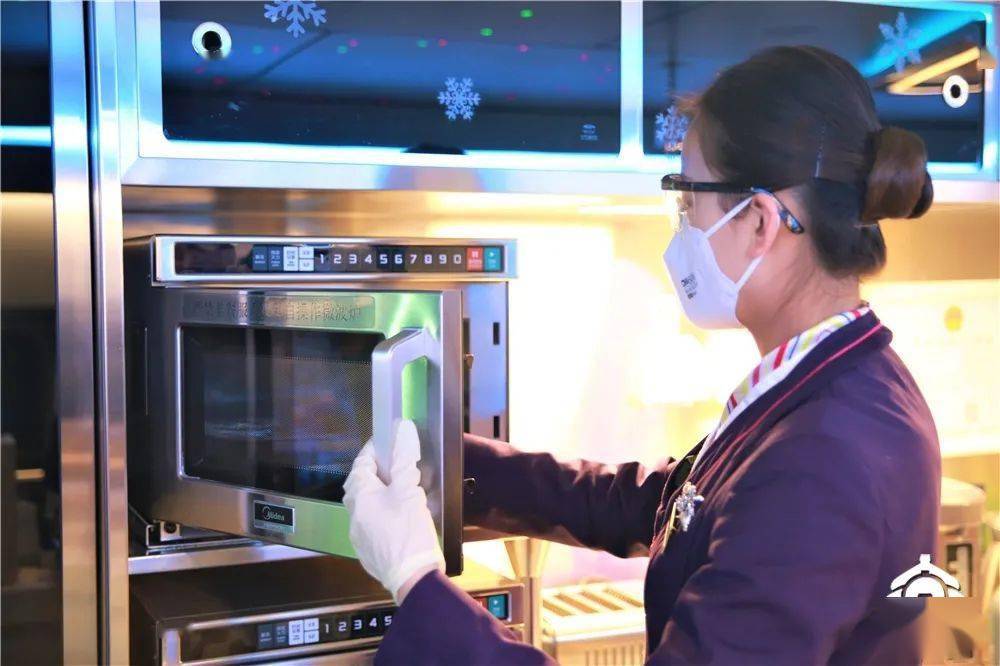 高铁上扫码不仅可以点餐,还可以……