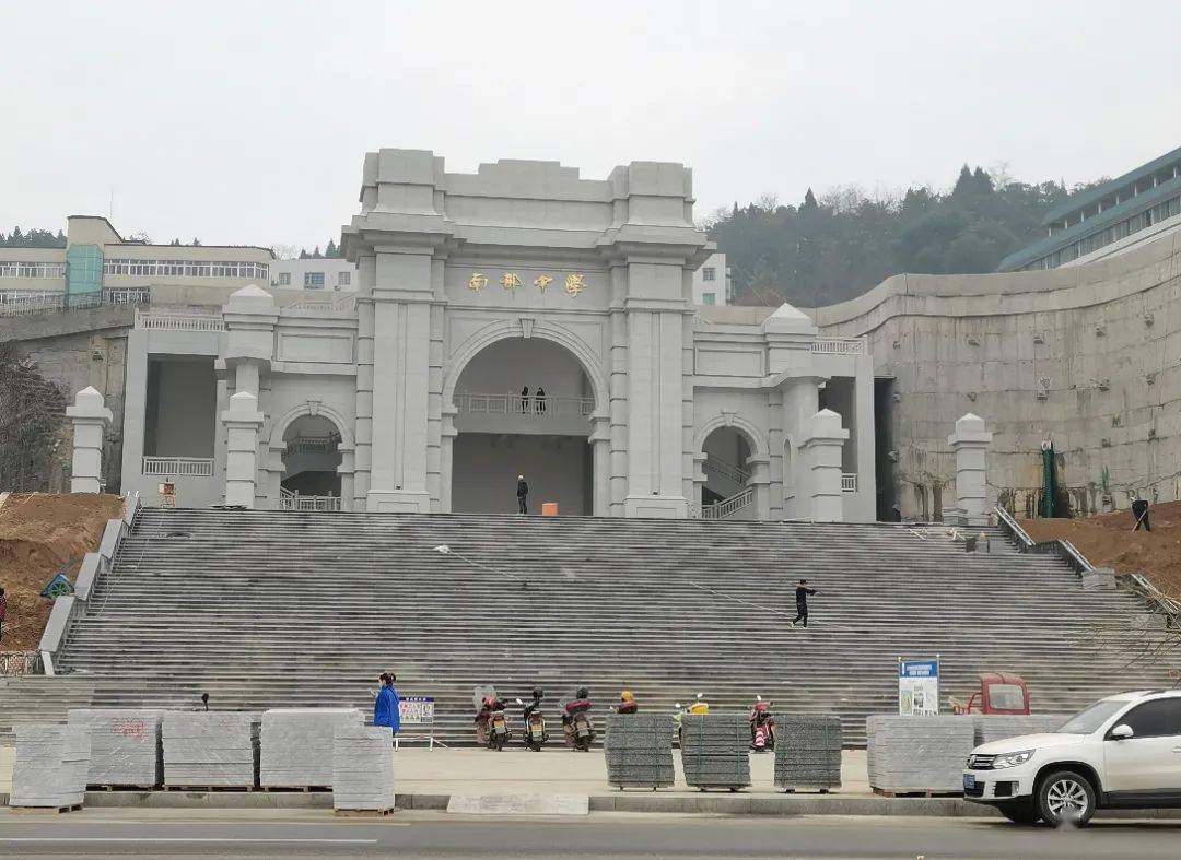 南部中学东区校大门及连接道路月底完工