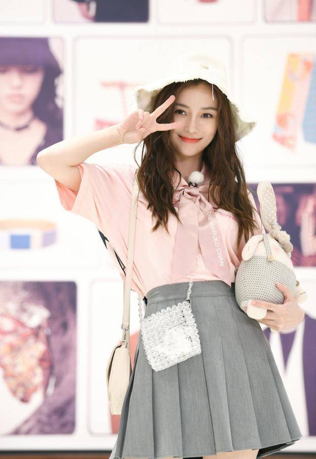 最新一期《奔跑吧》angelababy的穿搭,时髦又俏皮,少女感满满!