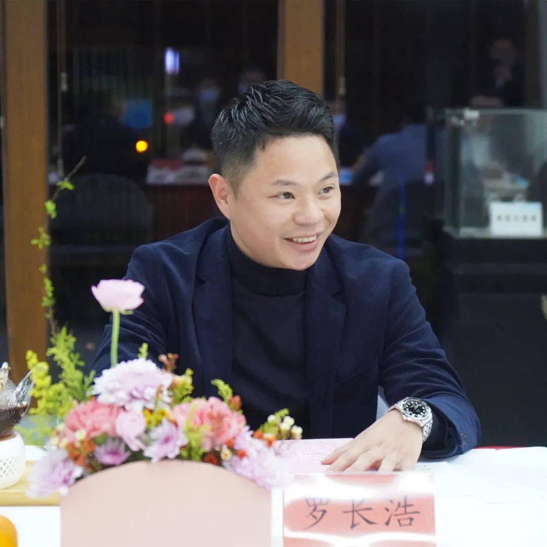 罗长浩(罗坊乡左拔村党支部书记)这是我第一次当选村党支部书记,深感