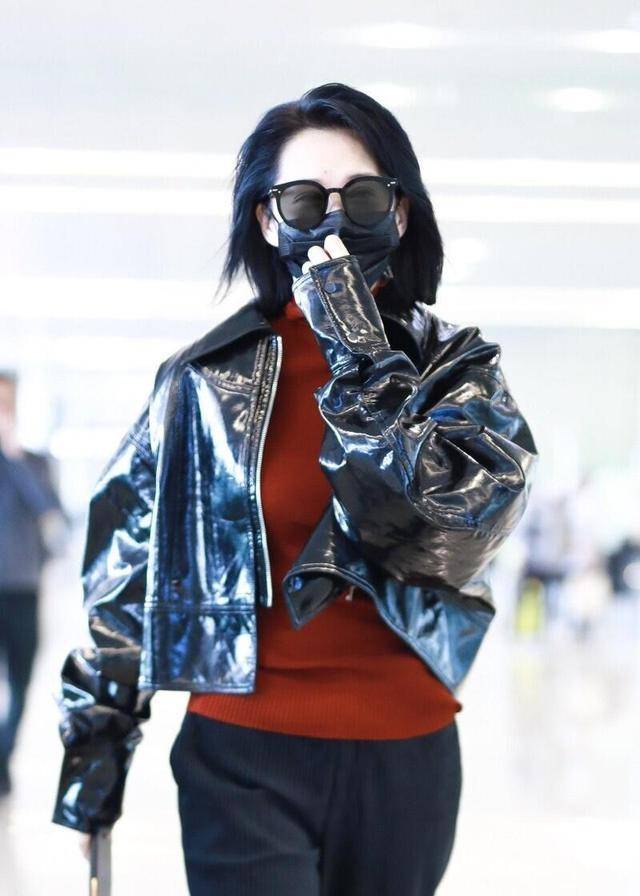 许晴气质全开,穿黑色皮衣搭配阔腿裤开走机场干练又帅气,超好看_气息