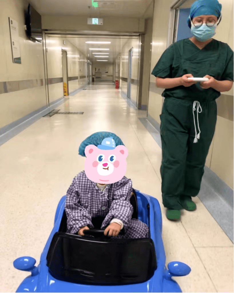 妙招|坐着“跑车”进手术室——市中心医院手术室缓解“小患者”术前恐惧有妙招