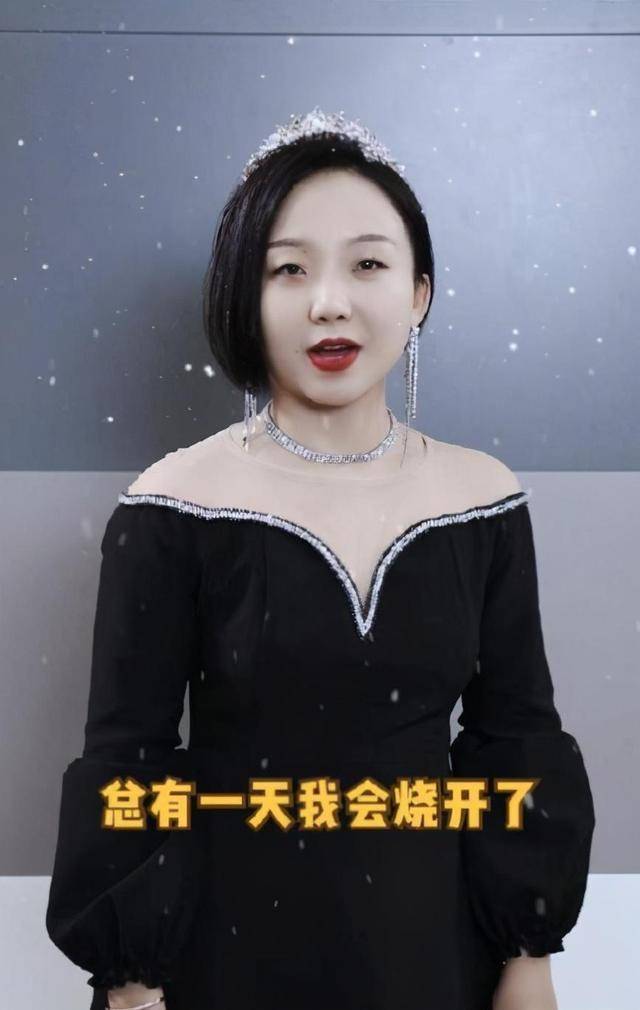 服了辣目洋子,穿黑裙演绎xl版顾里引爆笑,124斤女孩微胖很讨喜_tips