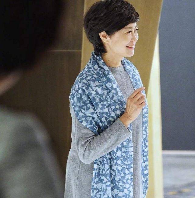 65岁敬一丹直播首秀优雅知性不显老与年轻时形象差别大