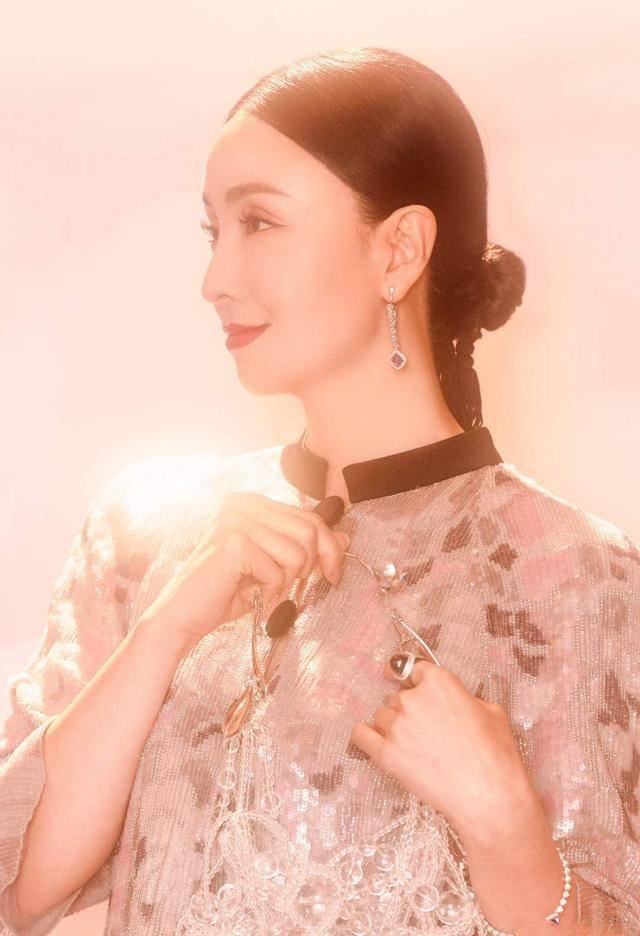 48岁的陶虹穿民族风裙子优雅又迷人半老徐娘韵味十足