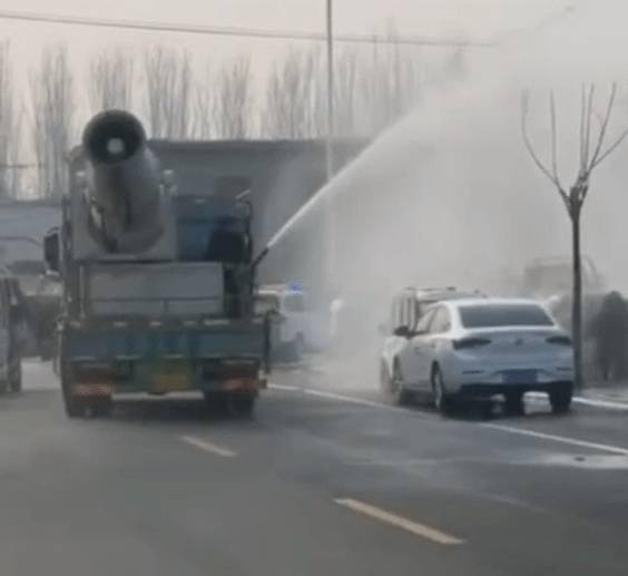 官方通报村支书用洒水车驱赶商贩