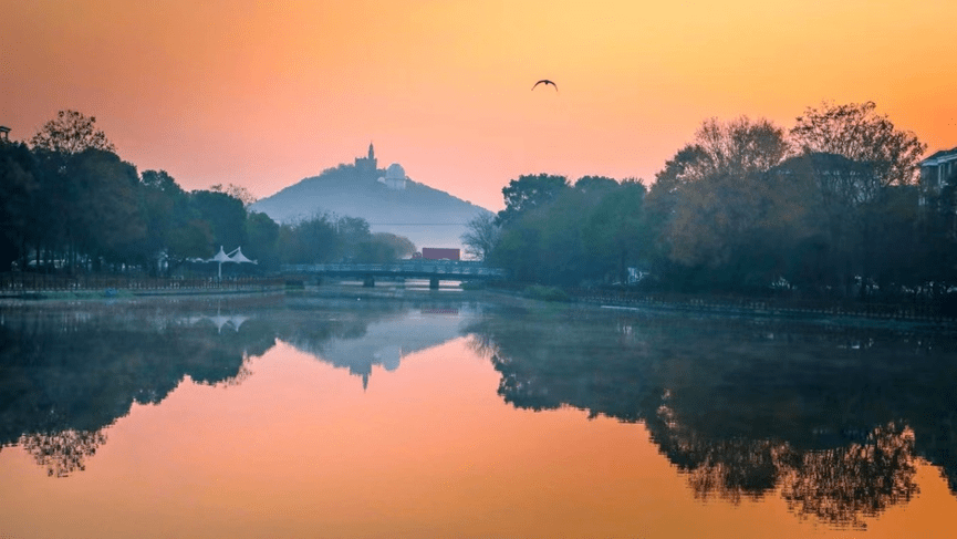 映成趣古雅建築群與絢爛霞光橙紅相間,驚歎雙眸晚霞餘暉,拂過蒼穹詩意