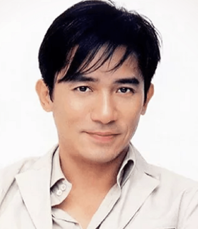 梁朝伟12月18日深夜醉酒被年轻女子搀扶出门众星捧月排场超大