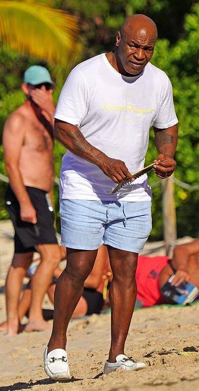 穿名牌乐福鞋踩在沙滩上,虽说画风有些魔幻,但是不影响泰森年过半百