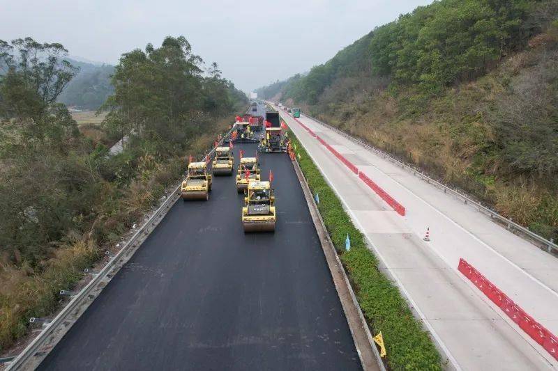 告别坑坑洼洼广昆高速兴业至玉林段改造开始铺沥青了