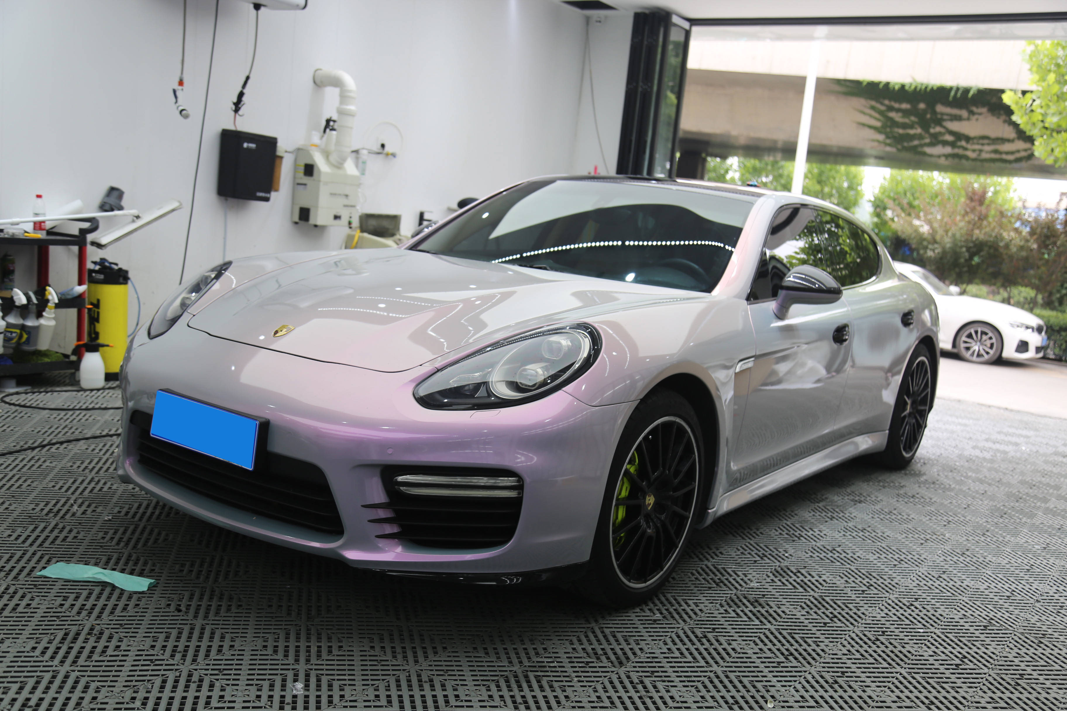 特殊车辆颜色禁止使用,更改颜色禁止超过三种颜色.