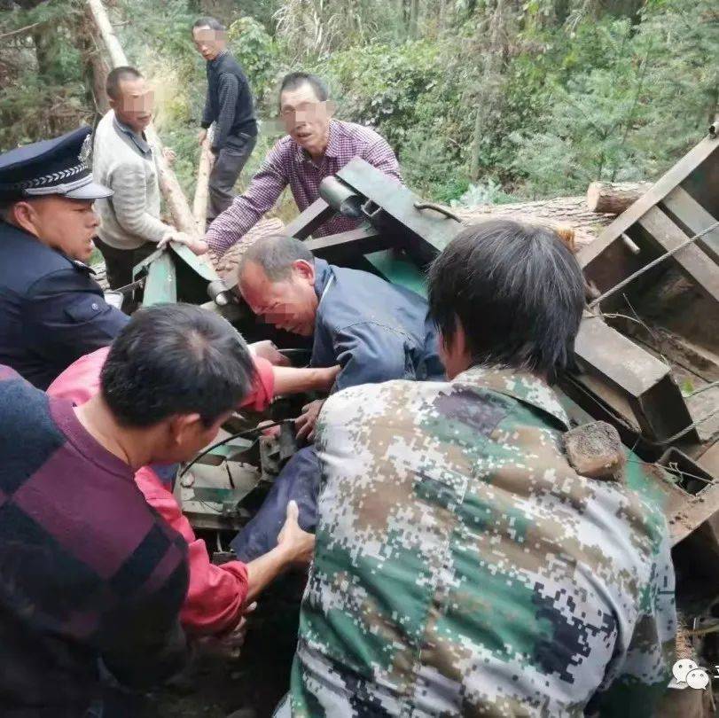 暖心！男子被压车底，灌阳警民合力抬车救人值班伤者木头 6353