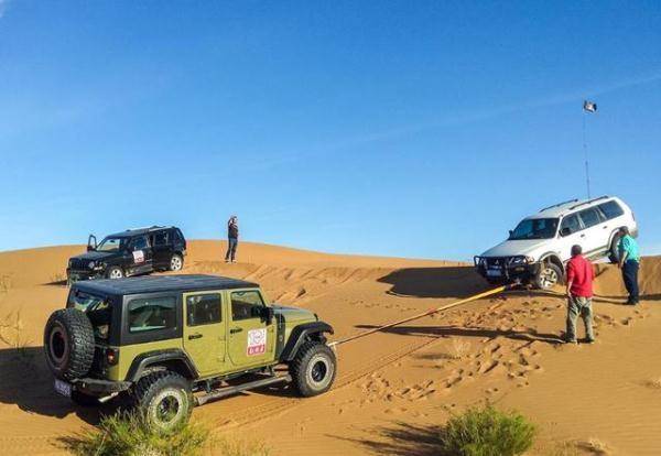 汽车电瓶没电打不着火 不用傻傻叫救援 自救的方法有很多 正极 后车 车辆